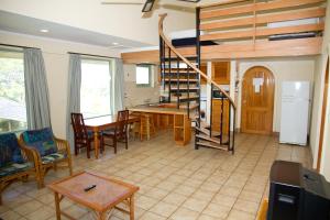 南迪塔诺阿公寓的客厅设有螺旋楼梯和桌子