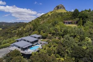 WhangaroaKing's View Lodge的山丘上房屋的空中景致