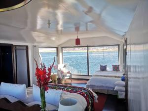 普诺Amalia Titicaca Lodge的一间卧室设有两张床,享有水景