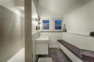费马恩"Villa Anker" 1 Etage - rechts的白色的浴室设有水槽和窗户。
