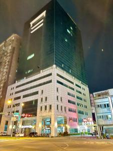 台南亚伯大饭店的夜晚在城市的高楼