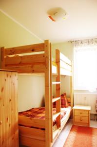 卡尔斯哈根Pepes Ferienwohnung的一间卧室配有两张双层床。