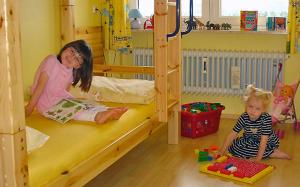 伦茨基希Kappel App 21的两名儿童坐在带双层床的房间
