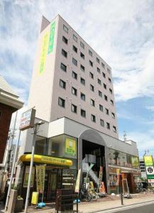 长野长野精选酒店的城市街道上一座大型建筑,有一座建筑