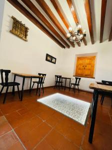 科特里奥斯努瓦斯Albergue Hospedería Montaña Morciguillinas的一间带桌椅和天花板的用餐室