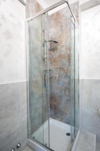 佩鲁贾CASA STELLA San Sisto的浴室里设有玻璃门淋浴