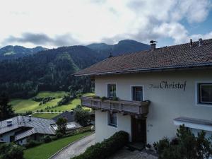 奥贝劳Christof,s Ferienwohnung WILD230的山景白色房屋