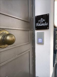 卡塔尼亚Luxury B&B Iolanda的门上有一个标志,上面没有读到我去朱莉安娜的路