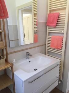 Perticarada Marianna的浴室设有白色水槽和镜子