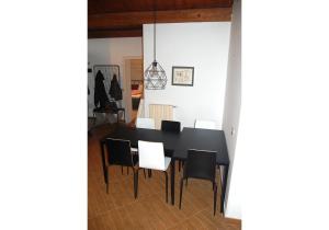Perticarada Marianna的一间用餐室,配有黑色的桌子和椅子