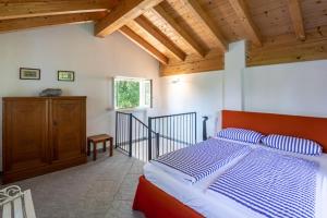 赫拉弗多纳Flairhouse Parco的一间卧室设有一张床和木制天花板