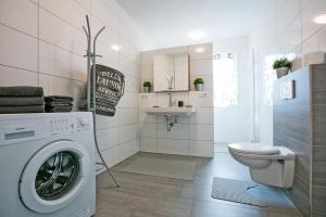 赖讷Apartment by Janzen E的一间带洗衣机和卫生间的浴室