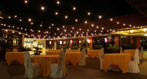 新山海景大酒店的宴会厅配有桌椅和灯光