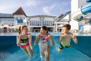 弗拉绍斯罗斯拉克内豪弗酒店的三个孩子在游泳池里