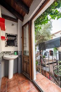 格拉纳达Amaka House的一间带水槽和滑动玻璃门的浴室