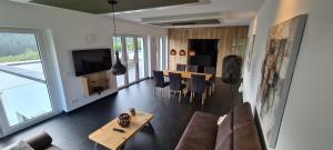 维林根Upland View的客厅配有沙发和桌椅