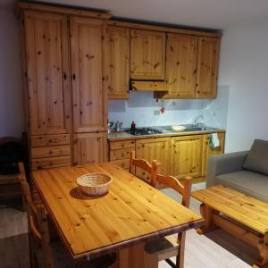 塞拉内瓦IL RISVEGLIO的厨房配有木桌和木橱柜。