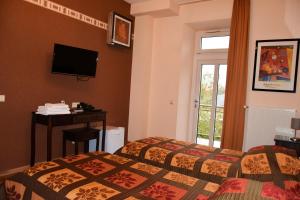 阿尔泽特河畔埃施古斯多旅馆的酒店客房设有床和窗户。