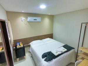 特里温福Hotel Encanto do Sertão的卧室配有白色的床和空调