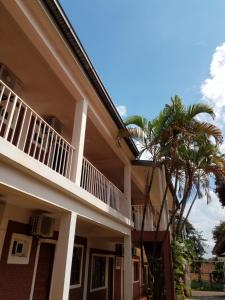 伊瓜苏港Hotel AATRAC Iguazú的前面有棕榈树的房子