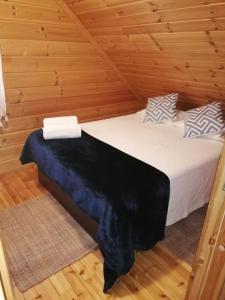 Cortes do MeioChalé 41的小木屋内一间卧室,配有一张床