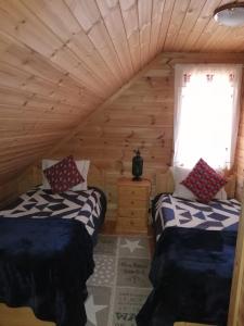 Cortes do MeioChalé 41的小木屋内一间卧室,配有两张床