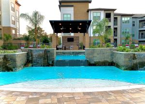 布赖恩Pristine Apt-King Bed-Access to 3 Las Vegas Pools!的大楼前的蓝色海水游泳池