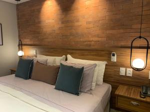 伊泰帕瓦Granja Brasil的一间卧室设有一张带砖墙的大床