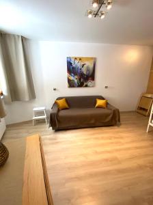 阿贝托内Residence Foemina 65 Val di Luce的卧室中间设有一张大床