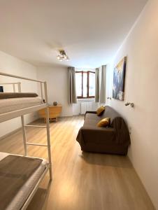 阿贝托内Residence Foemina 65 Val di Luce的带沙发和双层床的客厅