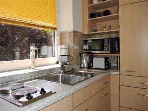 布尔哈沃Fewo 91 WHG B 18 in Burhave的厨房设有水槽和窗户。