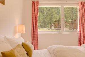 采尔马特迎风公寓酒店的一间卧室设有一张床和一个美景窗户。