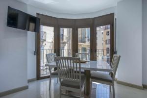 曼雷沙Apartamento Arbones de Manresa的一间带桌椅的用餐室和一个阳台