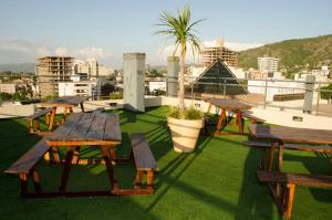 维拉卡洛斯帕兹Departamentos Premium Miralejos 3的建筑物屋顶上的一组野餐桌