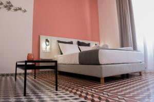 海若克利欧Elegant apartment in the heart of Heraklion的一间卧室配有一张床、一张沙发和一张桌子