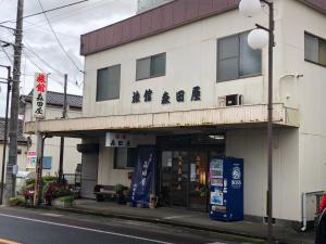 Ryūgasaki竜ケ崎駅そばの森田屋旅館的街道边的建筑物