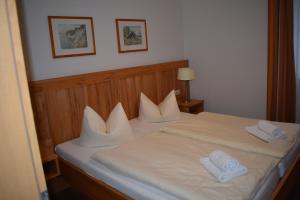 巴贝Villa Carina "Carina's 901"的一张带白色枕头的床和毛巾