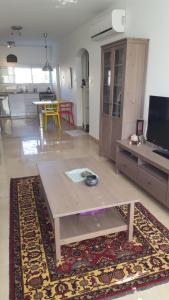 Qiryat OnoRoom near Sheba Medical Center, and Bar Ilan, and TLV Airport的客厅配有咖啡桌和地毯。