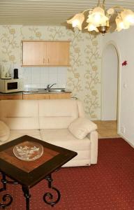 霍佩加尔滕Mediterran Suite的客厅配有白色的沙发和桌子