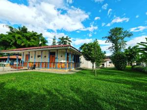 亚美尼亚Finca Hotel Estrella del Eden的前面有绿色草坪的房子