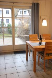 青斯特Achtern Diek 13a Whg 1的一间带桌椅和窗户的用餐室