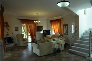 VagiaBella Villa的带沙发和椅子的客厅以及楼梯