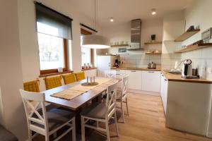 博希尼Bohinj - Old Village House的厨房以及带木桌和椅子的用餐室。