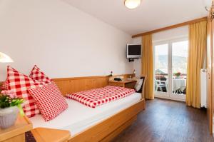 巴特维塞Baumgartenschneid的一间卧室配有红色和白色枕头的床