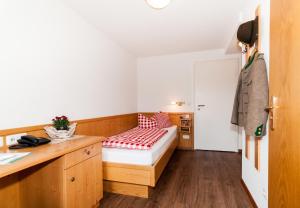 巴特维塞Baumgartenschneid的一间小卧室,配有一张床和一张书桌