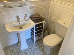 吕本瑙Zum alten Müller-Jäger的白色的浴室设有水槽和卫生间。