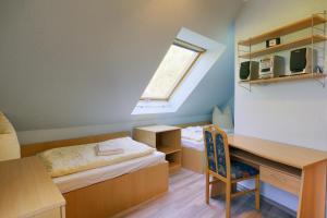 青斯特Am Deich 50的客房设有书桌、床和窗户。