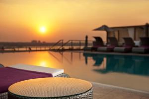 开罗Holiday Inn Cairo Maadi, an IHG Hotel的一个带椅子和滑梯的游泳池