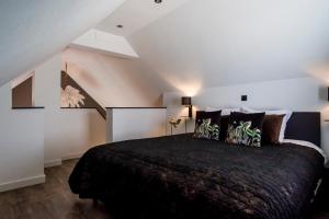 尼兰Luxexcellent super suite的阁楼上的卧室配有一张大床