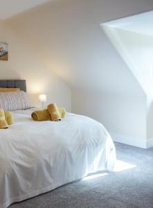 福里斯Abbotshill, Dalvey Estate的卧室配有一张白色床,上面有两只泰迪熊
